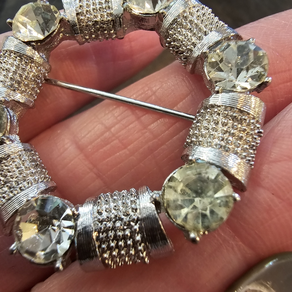 Vintage silvertone and rhinestone circular brooch - Picture 3 of 4